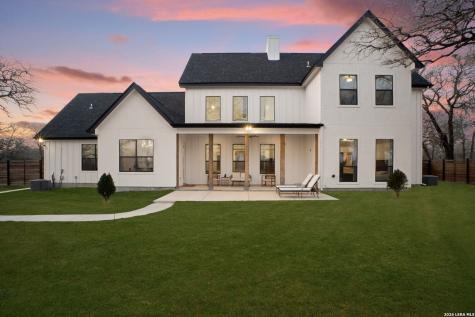 204 Oak Fields Dr., Floresville TX 78114