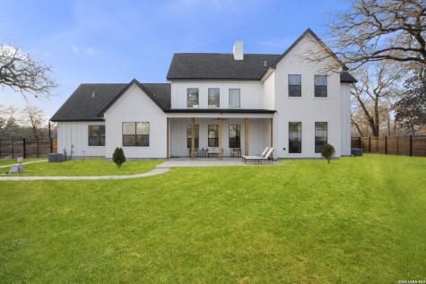 204 Oak Fields Dr., Floresville TX 78114