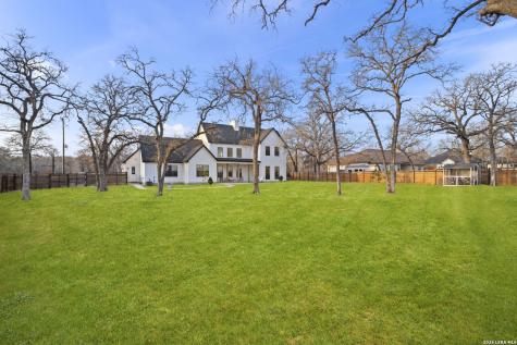 204 Oak Fields Dr., Floresville TX 78114