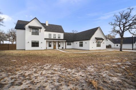 204 Oak Fields Dr., Floresville TX 78114