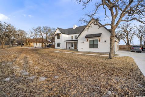 204 Oak Fields Dr., Floresville TX 78114