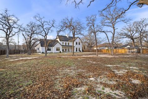 204 Oak Fields Dr., Floresville TX 78114