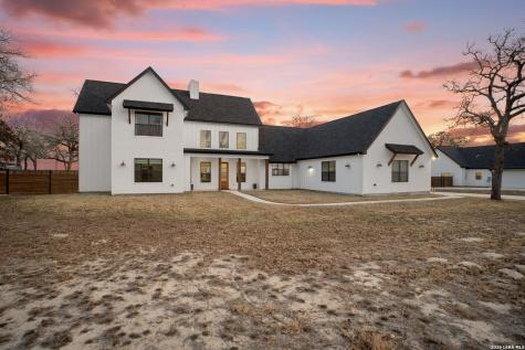 204 Oak Fields Dr., Floresville TX 78114