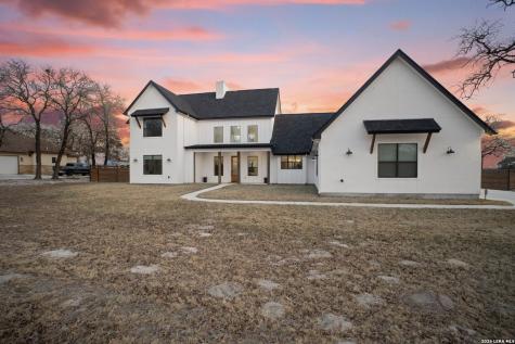 204 Oak Fields Dr., Floresville TX 78114
