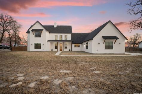 204 Oak Fields Dr., Floresville TX 78114