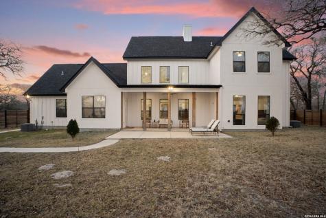 204 Oak Fields Dr., Floresville TX 78114