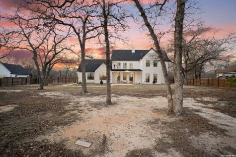 204 Oak Fields Dr., Floresville TX 78114