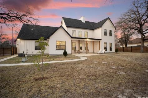 204 Oak Fields Dr., Floresville TX 78114