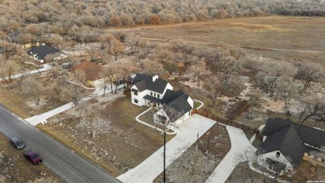 204 Oak Fields Dr., Floresville TX 78114