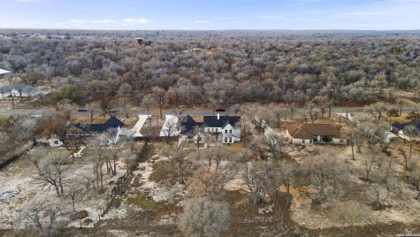 204 Oak Fields Dr., Floresville TX 78114