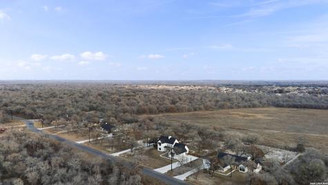 204 Oak Fields Dr., Floresville TX 78114