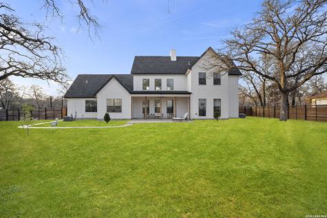 204 Oak Fields Dr., Floresville TX 78114