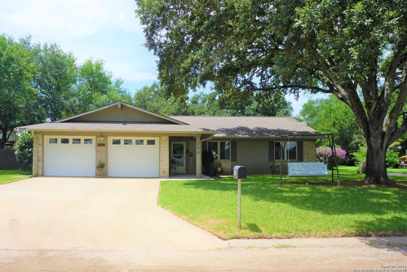 309 Nicolet Avenue Jourdanton TX 78026