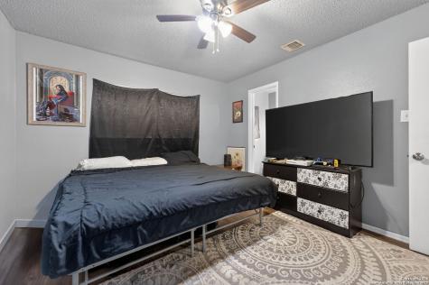 6715 Middle Oaks San Antonio TX 78227