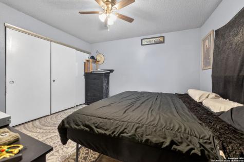 6715 Middle Oaks San Antonio TX 78227