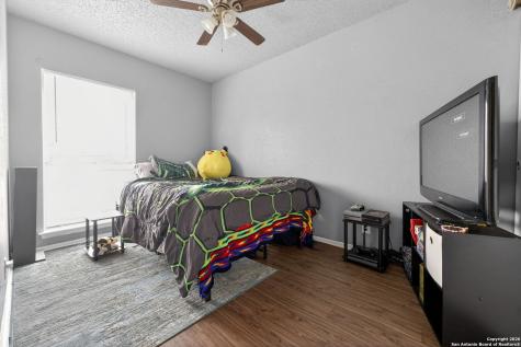 6715 Middle Oaks San Antonio TX 78227