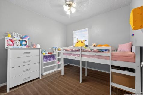 6715 Middle Oaks San Antonio TX 78227