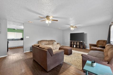 6715 Middle Oaks San Antonio TX 78227