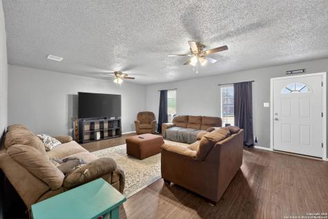 6715 Middle Oaks San Antonio TX 78227