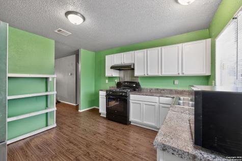 6715 Middle Oaks San Antonio TX 78227