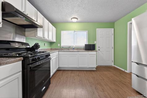 6715 Middle Oaks San Antonio TX 78227