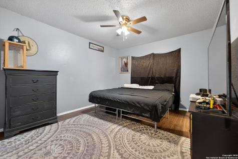 6715 Middle Oaks San Antonio TX 78227