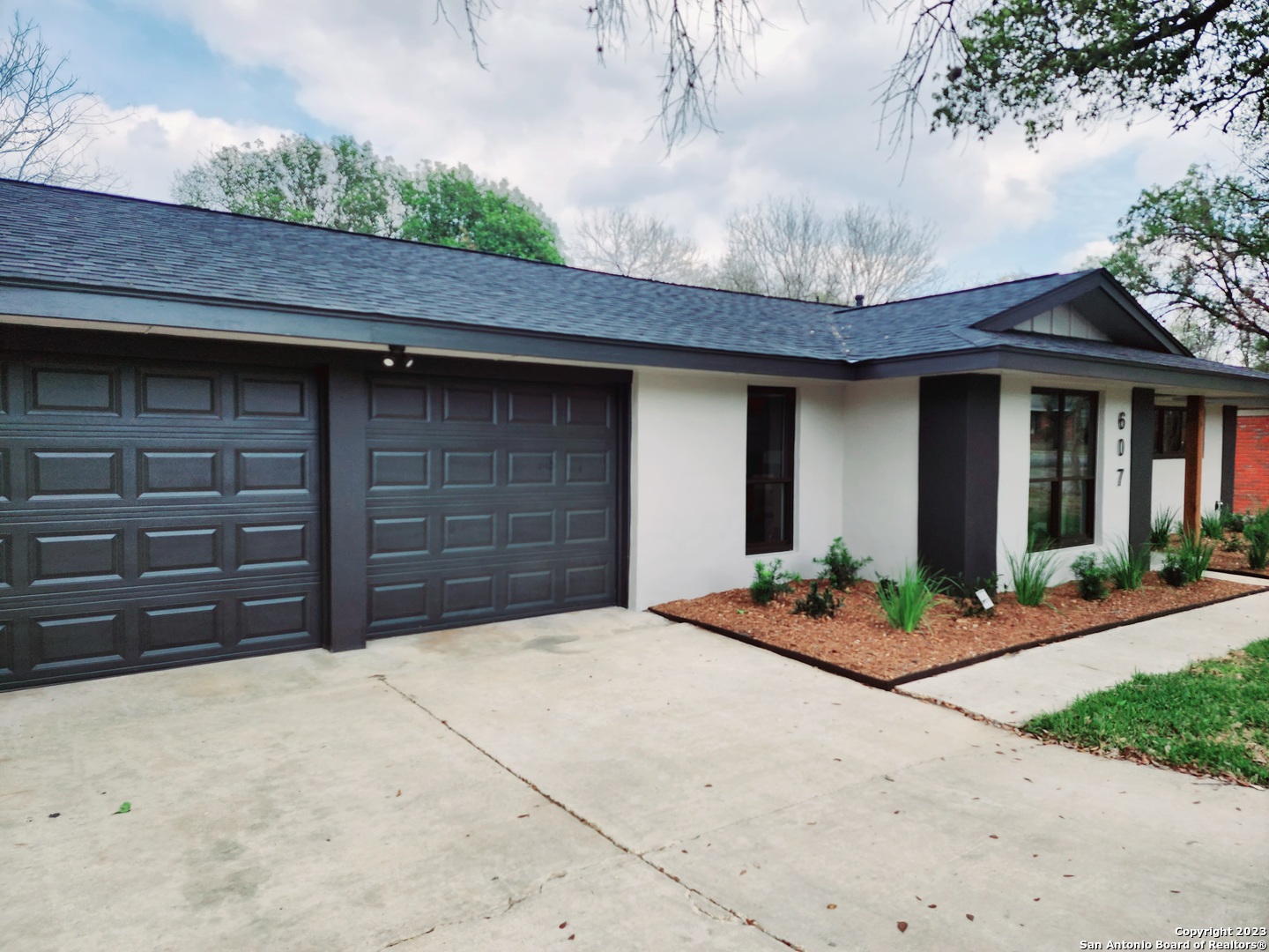 607 W Silver Sands Drive San Antonio TX 78216