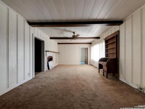 137 Kitty Hawk Universal City TX 78148