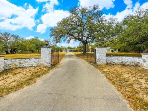 137 Kitty Hawk Universal City TX 78148