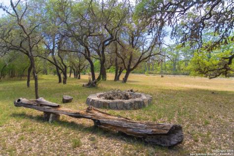 950 River Road Utopia TX 78884