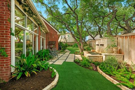 2 Chatsworth Way San Antonio TX 78209