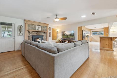 101 Cynthia Pleasanton TX 78064
