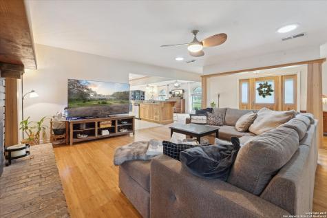 101 Cynthia Pleasanton TX 78064