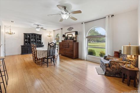101 Cynthia Pleasanton TX 78064