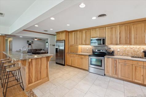 101 Cynthia Pleasanton TX 78064