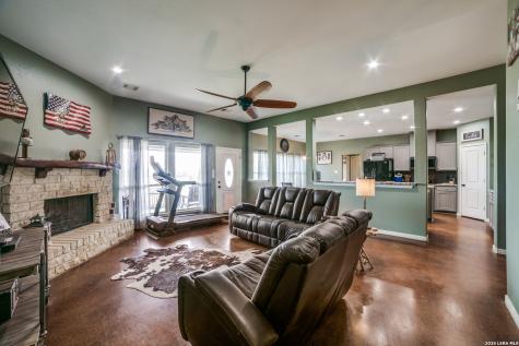 2259 County Road 325 Sabinal TX 78881