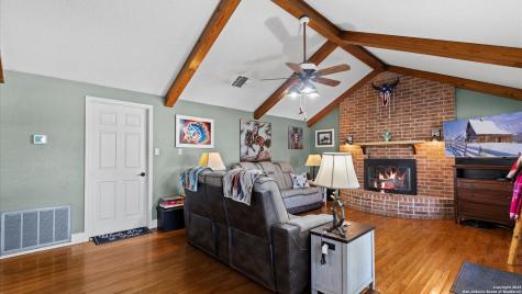 501 Rudeloff Seguin TX 78155