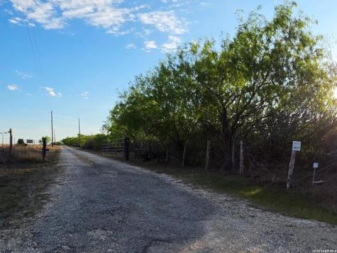 4029 County Road 117 Floresville TX 78114