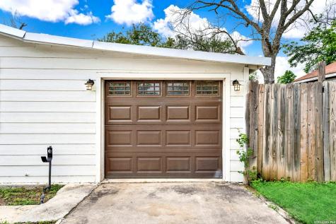 1607 14th Street Hondo TX 78861
