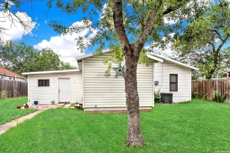 1607 14th Street Hondo TX 78861