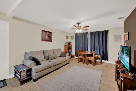1607 14th Street Hondo TX 78861