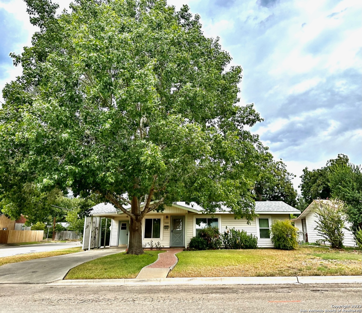 1410 26th Street Hondo TX 78861