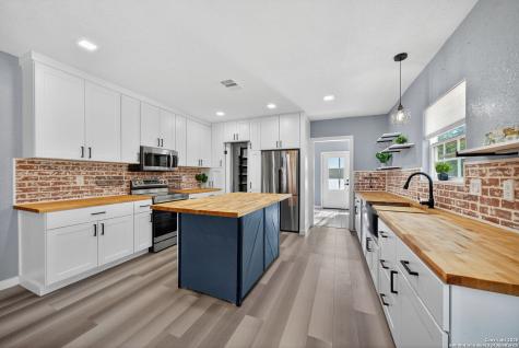 1203 Avenue J Hondo TX 78861