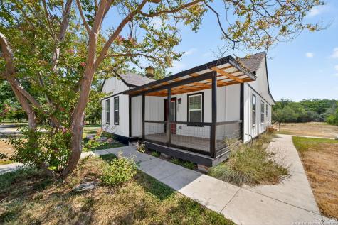 1203 Avenue J Hondo TX 78861