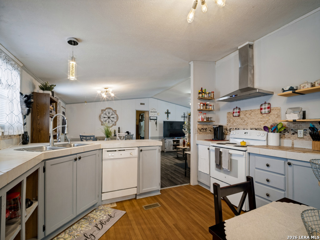 264 County Road 7710 Devine TX 78016