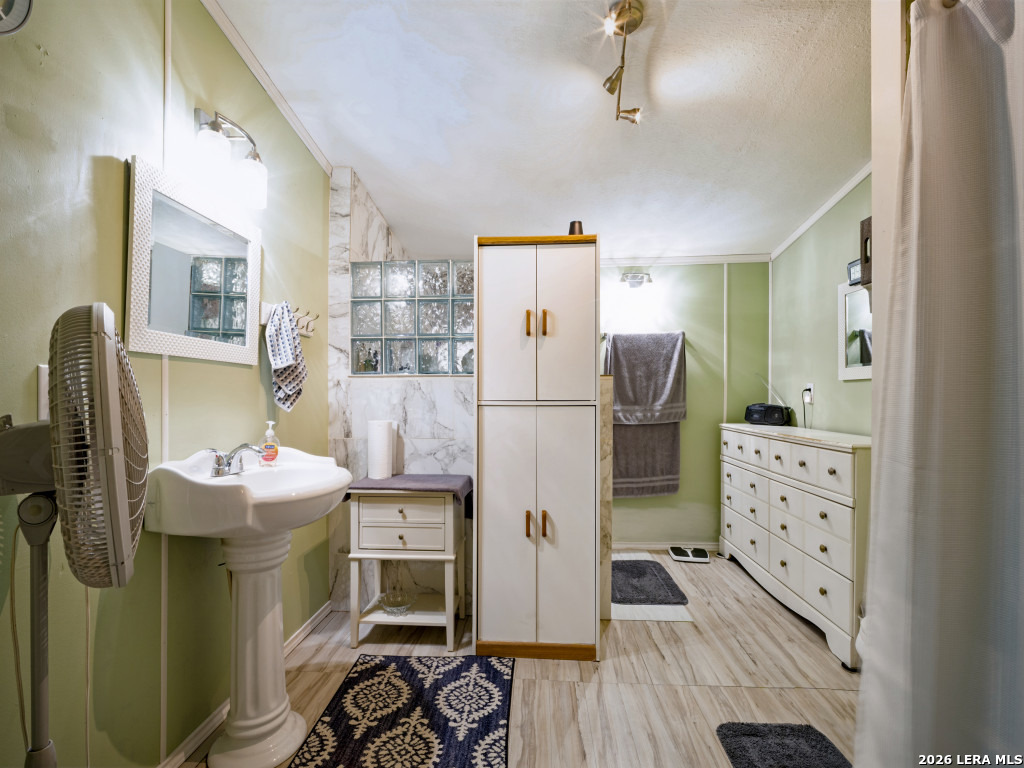 264 County Road 7710 Devine TX 78016