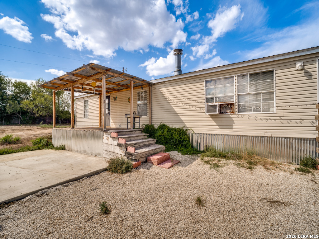 264 County Road 7710 Devine TX 78016