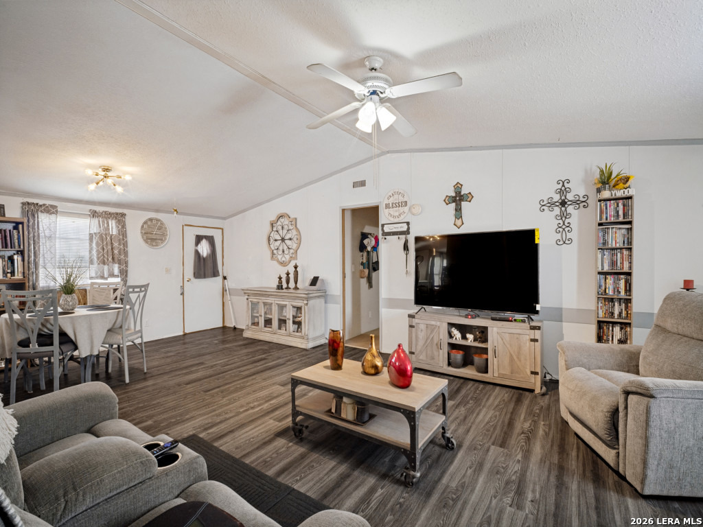264 County Road 7710 Devine TX 78016