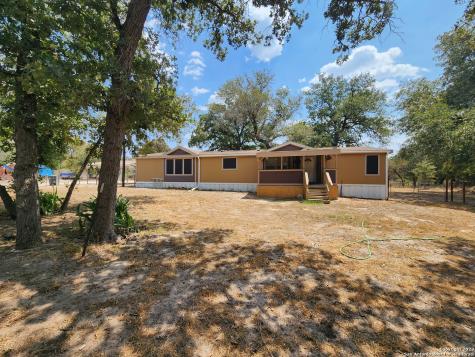 219 Flores Oaks Drive Floresville TX 78114