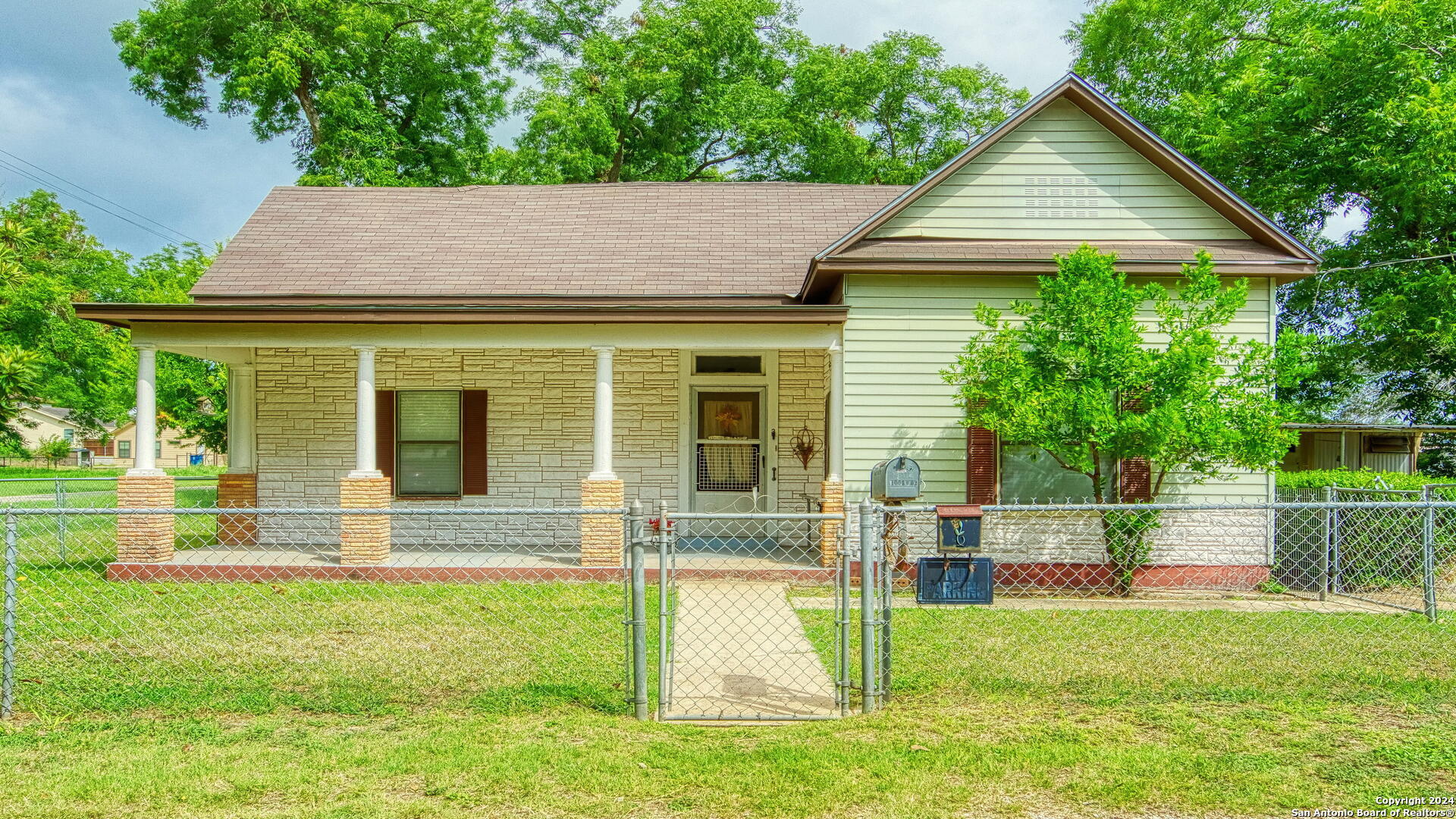 1001 F Street Floresville TX 78114